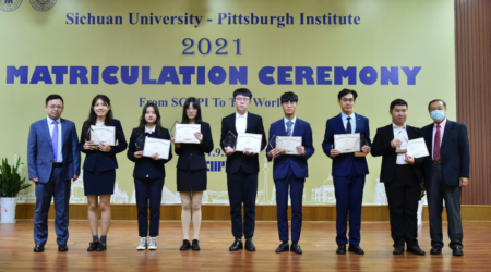 图为获奖学生与校领导、学院领导及教师代表合影